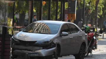 Se distrajo con el celular y se dio terrible palo en pleno centro de Santiago