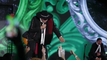 VIDEO. El Chaqueño Palavecino se cayó en el escenario de Jesús María