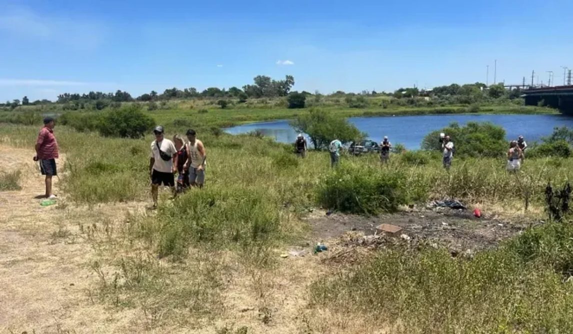 Un árbitro de fútbol fue atropellado por una camioneta y terminó en una laguna