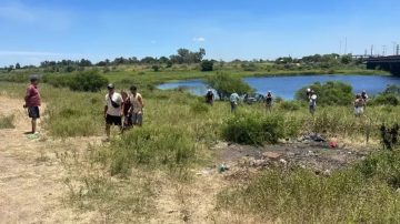 Un árbitro de fútbol fue atropellado por una camioneta y terminó en una laguna