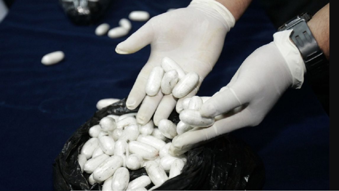 Internan de urgencia a una “mula” que consumió 54 cápsulas de cocaína