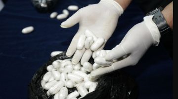 Internan de urgencia a una “mula” que consumió 54 cápsulas de cocaína
