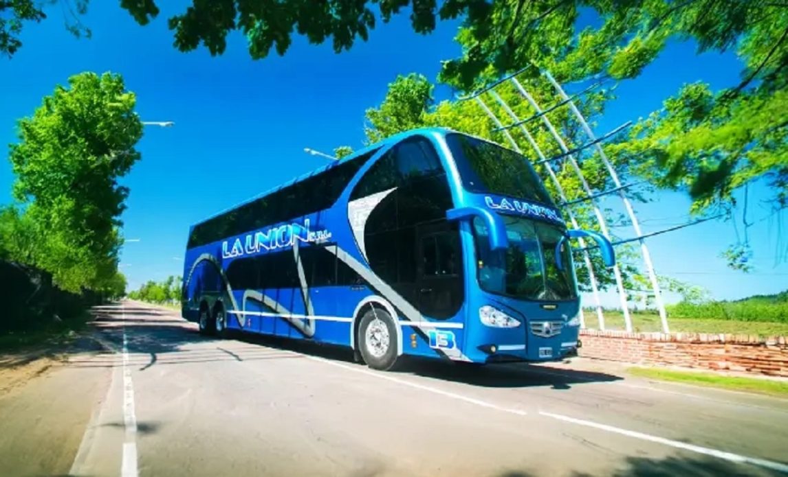 Grave: apedrean a un colectivo de larga distancia en la Autopista Juan Domingo Perón
