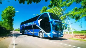 Grave: apedrean a un colectivo de larga distancia en la Autopista Juan Domingo Perón