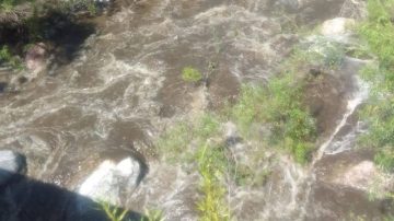 VIDEO | Fuertes tormentas provocan la crecida de los ríos en Catamarca y hay ciudades aisladas