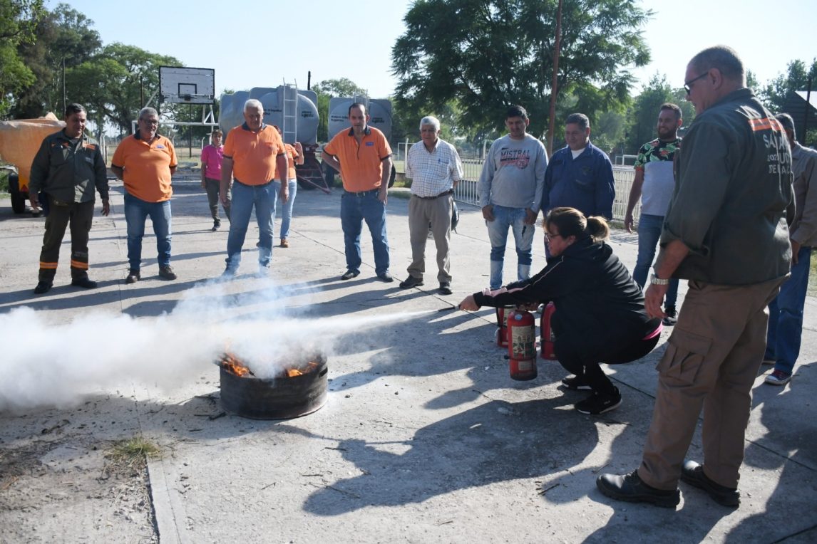 Defensa Civil de la Capital capacitó al personal de la municipalidad en el uso de matafuegos para situaciones de emergencias