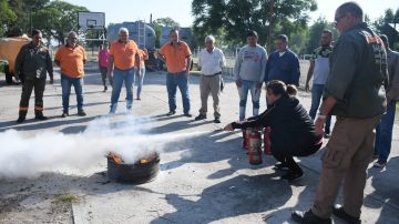 Defensa Civil de la Capital capacitó al personal de la municipalidad  en el uso de matafuegos para situaciones de emergencias