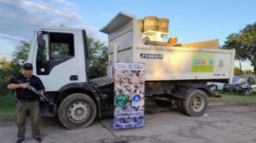 Insólito: municipales santiagueños usaron un camión recolector para robar una vivienda prefabricada en Tucumán