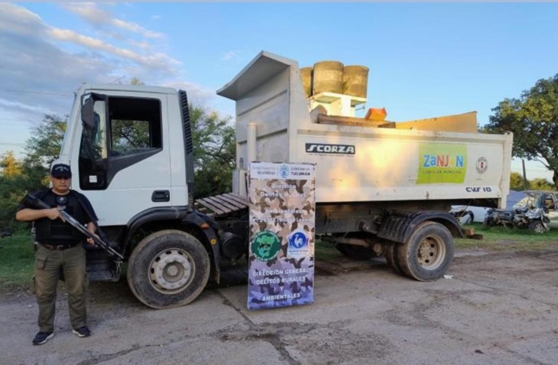Insólito: municipales santiagueños usaron un camión recolector para robar una vivienda prefabricada en Tucumán