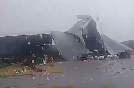 Susto en Colonia El Simbolar: la tormenta destruyó un galpón y los empleados se salvaron de milagro