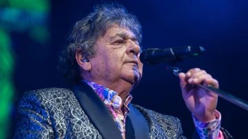 “Cacho” Deicas mejora tras sufrir un ACV y ya dejó la terapia intensiva