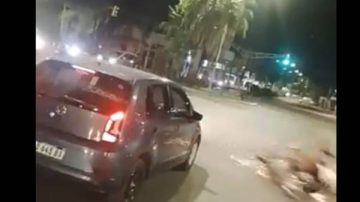 Graban el momento de un derrape cuando motoqueros cruzaban en rojo y a alta velocidad en La Banda