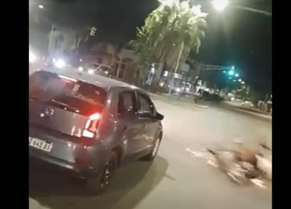 Graban el momento de un derrape cuando motoqueros cruzaban en rojo y a alta velocidad en La Banda