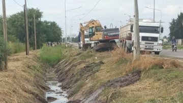 Realizaron la limpieza del desagüe paralelo a Ruta 9