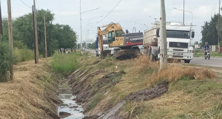 Realizaron la limpieza del desagüe paralelo a Ruta 9