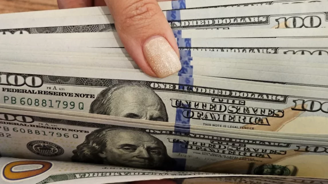 El Banco Central ya usó US$1602 millones para comprar bonos en dólares y contener la brecha cambiaria