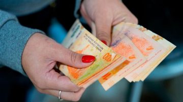 Una mujer denunció que le robaron de su bolsillo $570.000 en una ronda de copas con su marido