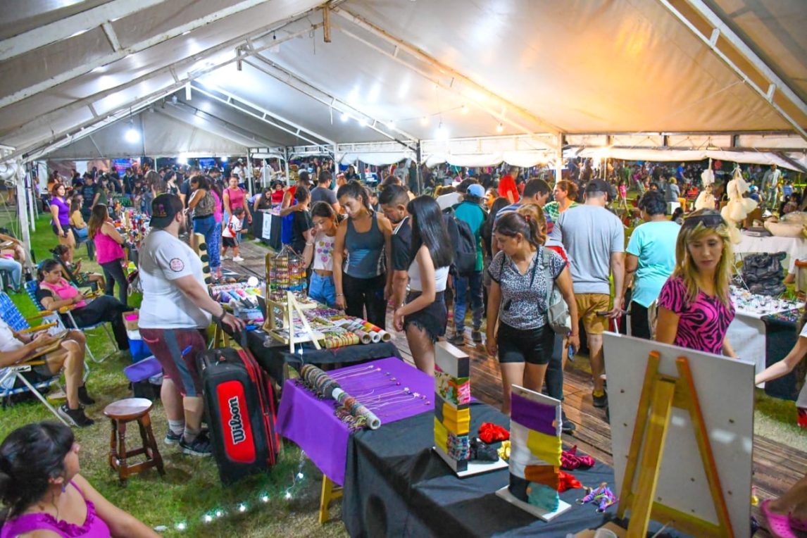 La feria de emprendedores y artesanos con más de 100 stand, será otra de las atracciones de Santiago es tu Río