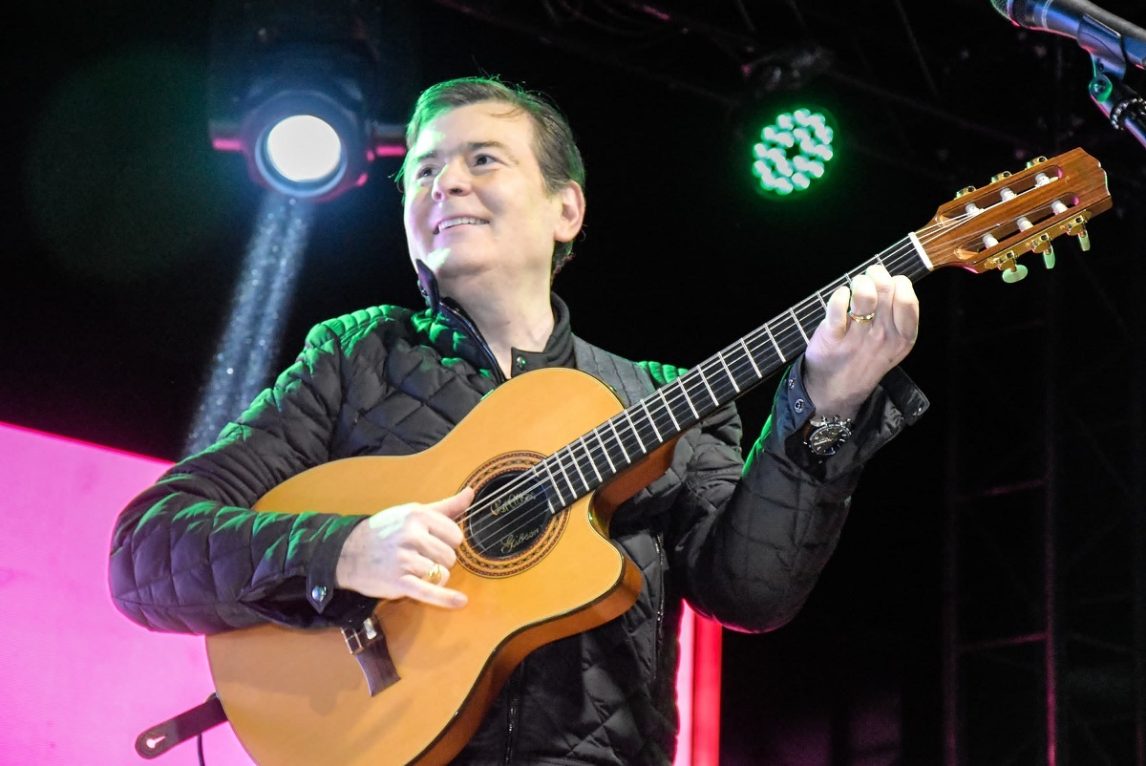 VIDEO. Zamora subió al escenario en Pinamar y cantó invitando a todos a visitar Santiago del Estero