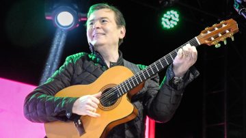 VIDEO. Zamora subió al escenario en Pinamar y cantó invitando a todos a visitar Santiago del Estero