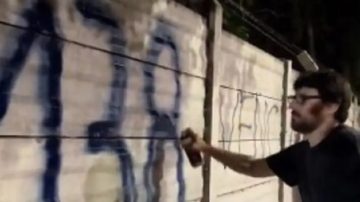 VIDEO | Juan Grabois pintó el número 138 en el Jockey Club de San Isidro, en honor al último nieto recuperado