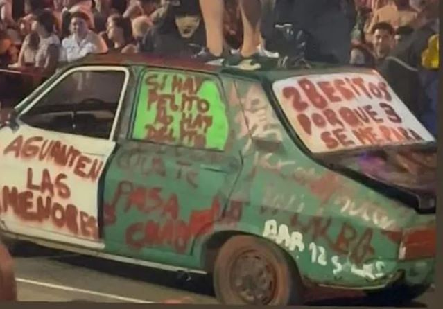 Escándalo en el carnaval de Lincoln: una carroza contenía varios mensajes incitando a la pedofilia