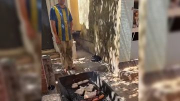 Insólito video: fue al cementerio a visitar a sus padres y se encontró con un asado a la parrilla