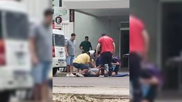 VIDEO: un paciente con las piernas amputadas cayó al suelo tras romperse la camilla