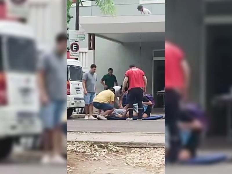 VIDEO: un paciente con las piernas amputadas cayó al suelo tras romperse la camilla