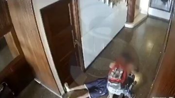VIDEO | Un hombre murió de un infarto y un ladrón aprovechó para robarle antes de que llegue la ambulancia