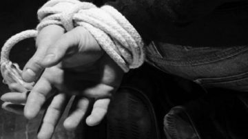 Maniataron con cordones a un jubilado para robarle medio millón de pesos