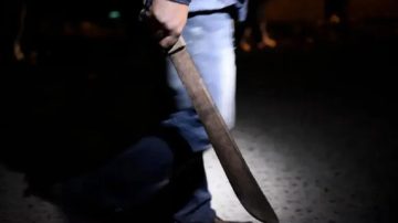 Madrugada de terror: lo agarraron a machetazos para robarle las zapatillas