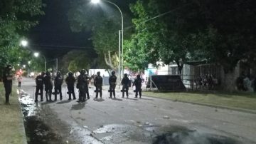 Vecinos casi linchan a una familia en la que había una menor de edad embarazada: sospechan de abuso sexual