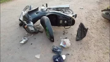 Una moto en la que iba una embarazada, una joven, un bebé y un niño chocó con una camioneta