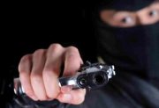 Motochorros encañonaron a un adolescente de 15 años durante un violento asalto frente a su casa