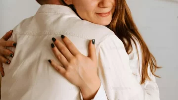 Un salón de abrazos profesional es furor en Polonia