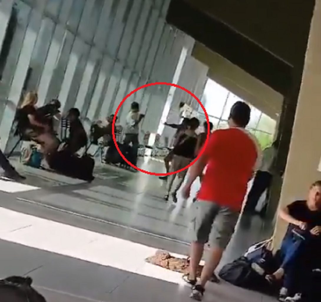 VIDEO | A los rebencazos castigó al “amante” de su pareja después de encontrarlos en un motel