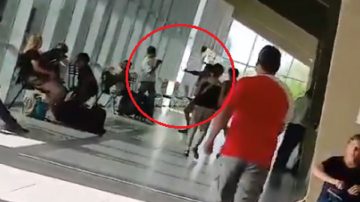 VIDEO | A los rebencazos castigó al “amante” de su pareja después de encontrarlos en un motel