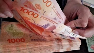 Encapuchado amenazó a una kiosquera con un palo de escoba y se llevó $1.000.000