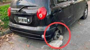 Un abogado dejó su auto estacionado en la calle y le robaron dos ruedas