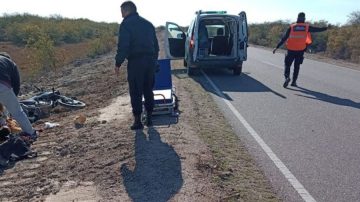 Hallan a un hombre ebrio, herido e inconsciente con su moto tirada metros más adelante