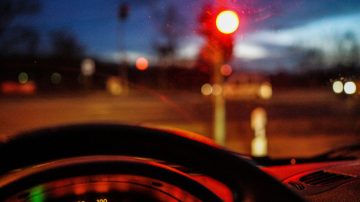 Sacó su celular mientras esperaba el semáforo en auto y se lo arrebataron por la ventanilla