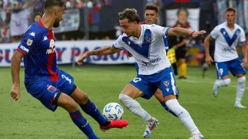 El campeón Vélez tuvo un debut para el olvido y perdió por goleada ante Tigre