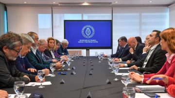 La Casa Rosada busca que las paritarias se discutan por empresa y eleva la tensión con los gremios