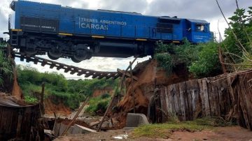 Milagro en las alturas: Se derrumbó un puente y un tren quedó en el aire