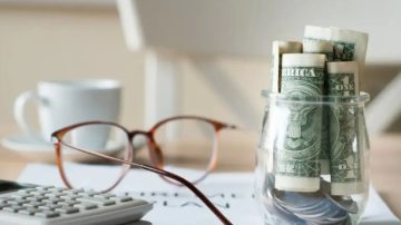 Insólito desenlace en el caso de la jubilada que denunció el robo de U$S 75.000 en Frías: estaban en su casa