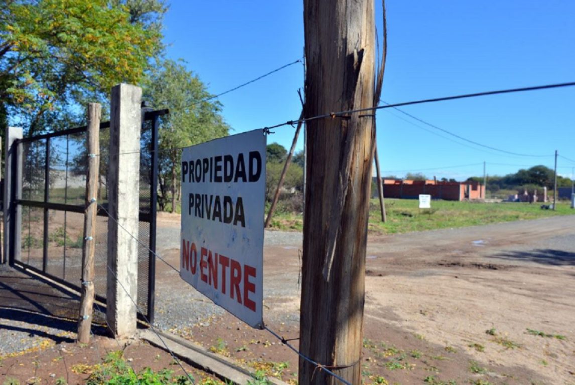 Villa Tranquila: contrató a una mujer para cuidar su terreno y cuando regresó se había instalado con toda su familia