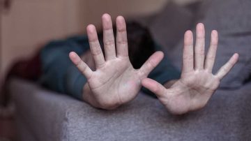 Una mujer sufrió una terrible paliza de parte de su ex: también le quitó el celular y dinero