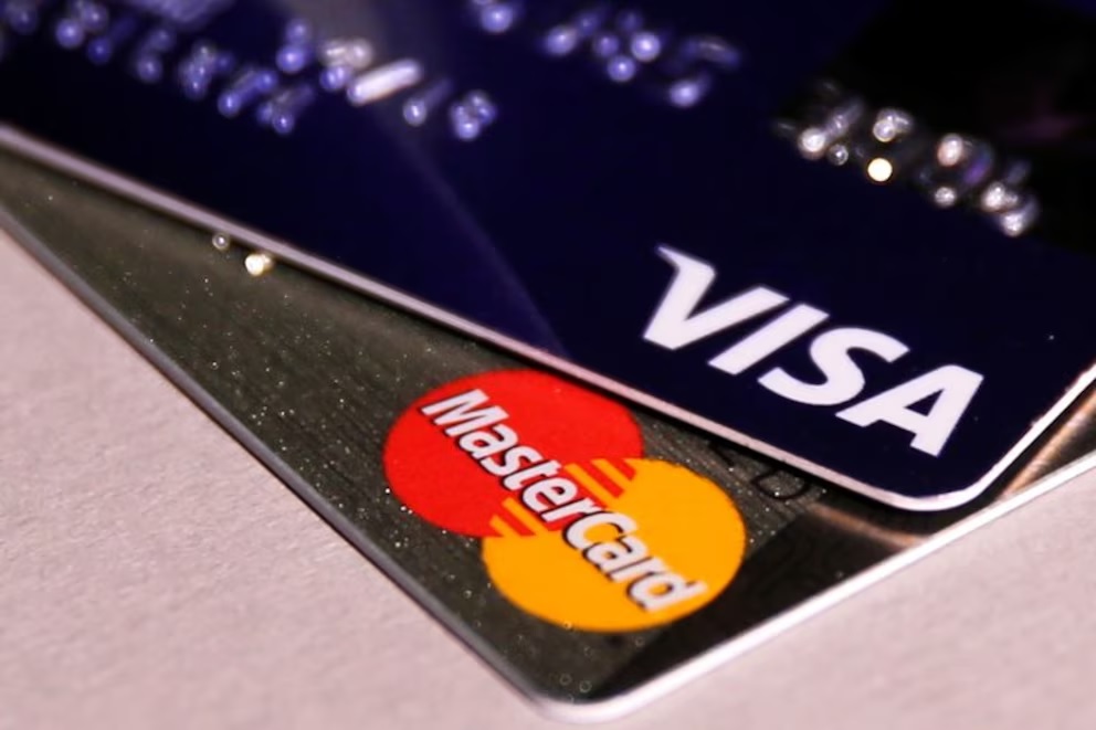 Usuarios reportan consumos duplicados en tarjetas de crédito: la excusa de los bancos