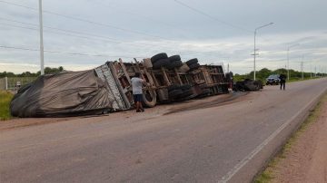 Conductor volcó en la ruta 92: perdió toda la carga y por fortuna salió ileso